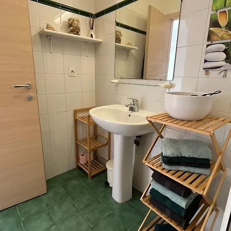 T3 Climatise Pour 4 A 6 Personnes Proche En Corse