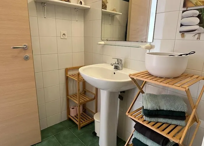 T3 Climatise Pour 4 A 6 Personnes Proche En Corse